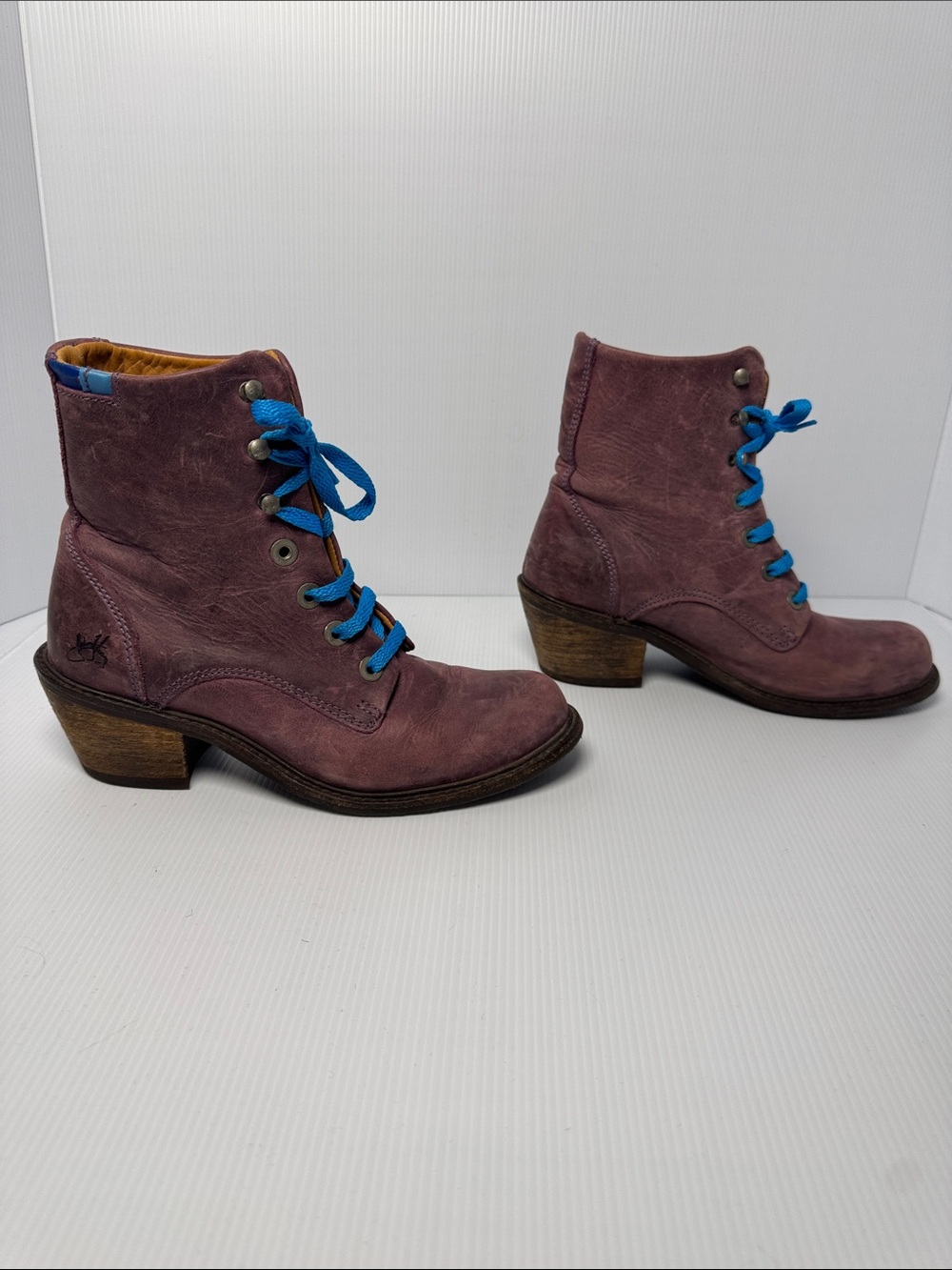 JOHN FLUEVOG Adriana Nuni Faint Purple Distressed Leather Boots Blue Laces 6.5